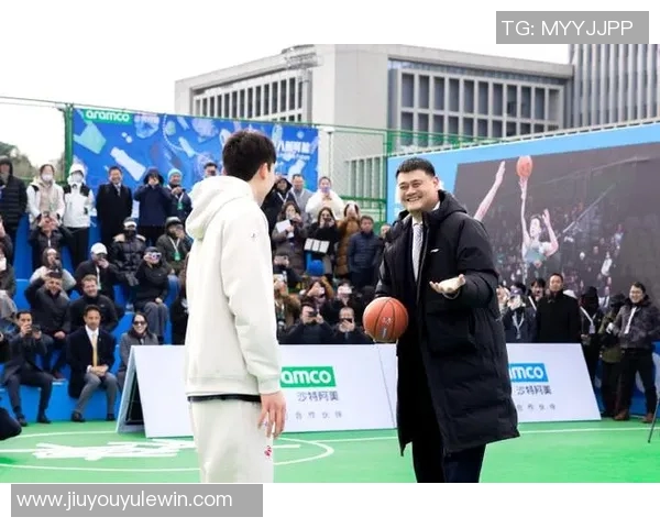 姚明谈篮球场内外的差异：透明竞技与复杂人生的对比分析