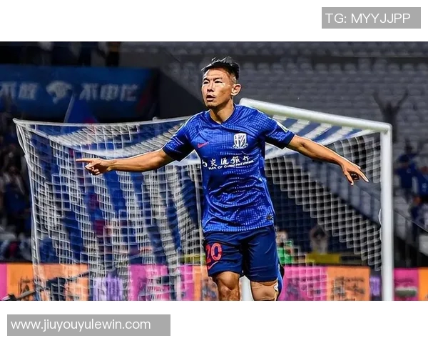 国足首练现场直击于汉超布置训练设施吕焯毅接受媒体采访分享感受