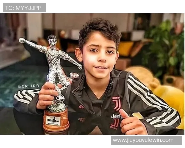 C罗前队友透露他追求千球成就与迷你罗同场竞技的梦想